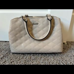 Guess purse with multiple interior pockets and magnetic closure